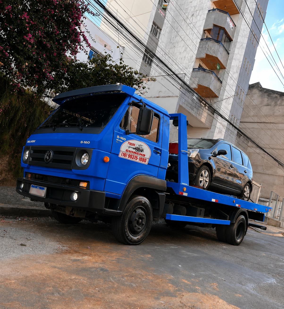 Guincho plataforma azul Pereira rebocando SUV em via urbana